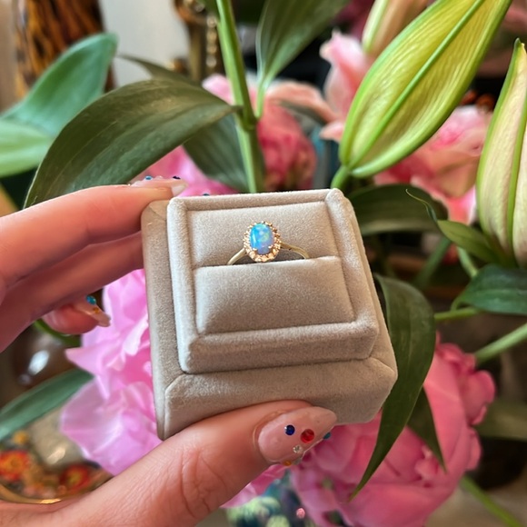 Diamond and opal gold ring - Picture 4 of 12